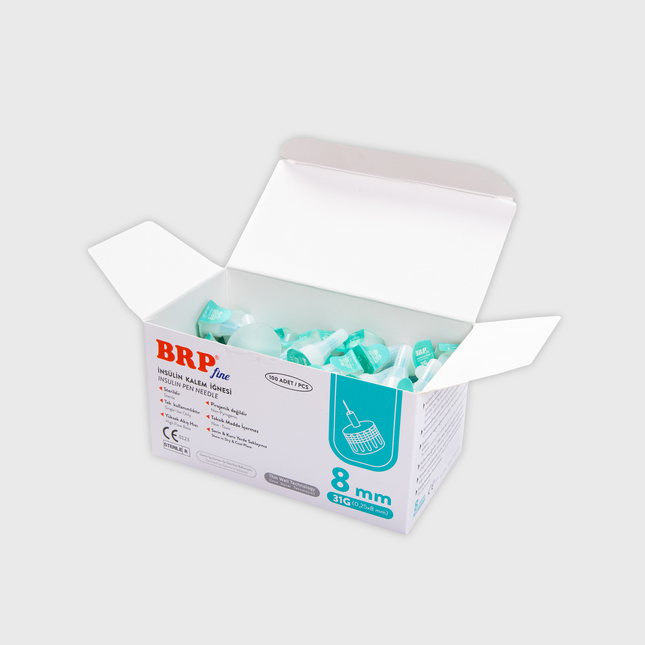 Geöffnete BRP Fine Box mit 100 grünen 8 mm Insulin-Pennadeln zur einmaligen Anwendung


