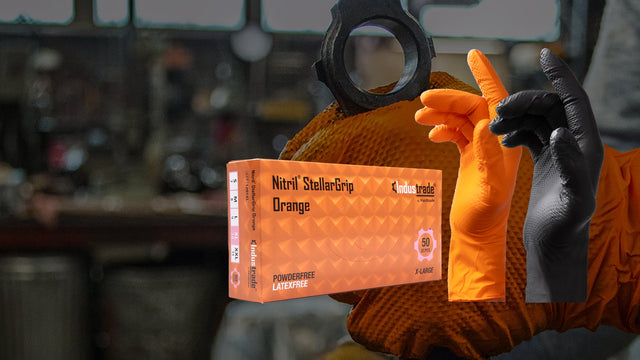 Vergleich StellarGrip Nitrilhandschuhe Orange und Schwarz mit Diamantstruktur in der Werkstatt

